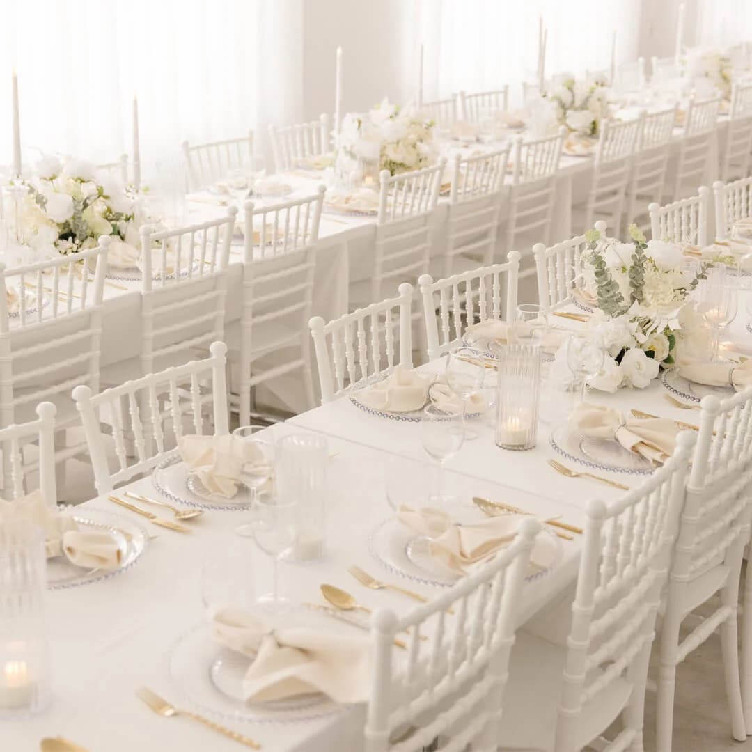 Weiße Festtafel mit Blumenschmuck und eleganter Bestuhlung im E|S Event Salon