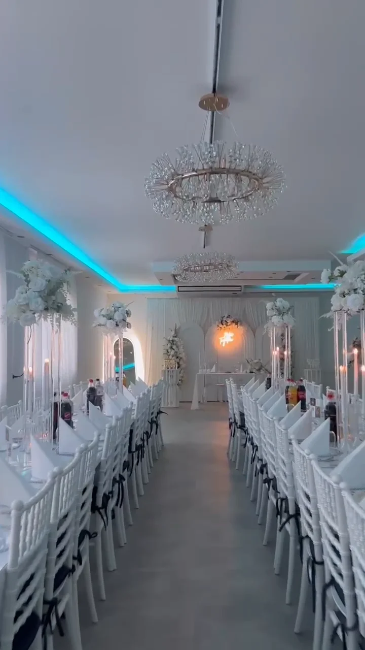 Blick in den dekorierten Salon mit Mittelgang und stimmungsvoller Beleuchtung